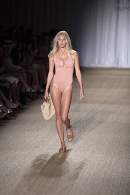 Paraiso Swim Haftası 2019'da Paraiso Swim Haftası 2019'da Paraiso Pist Çadırı'ndaki Miami Beach'te düzenlenen 2019 Pazartesi Mayo Yaz koleksiyonu 2020 defilesinde bir manken podyumda yürüyor 12 Temmuz 2019