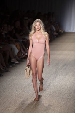 Paraiso Swim Haftası 2019'da Paraiso Swim Haftası 2019'da Paraiso Pist Çadırı'ndaki Miami Beach'te düzenlenen 2019 Pazartesi Mayo Yaz koleksiyonu 2020 defilesinde bir manken podyumda yürüyor 12 Temmuz 2019
