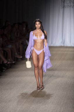 Paraiso Swim Haftası 2019'da Paraiso Swim Haftası 2019'da Paraiso Pist Çadırı'ndaki Miami Beach'te düzenlenen 2019 Pazartesi Mayo Yaz koleksiyonu 2020 defilesinde bir manken podyumda yürüyor 12 Temmuz 2019