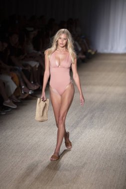Paraiso Swim Haftası 2019'da Paraiso Swim Haftası 2019'da Paraiso Pist Çadırı'ndaki Miami Beach'te düzenlenen 2019 Pazartesi Mayo Yaz koleksiyonu 2020 defilesinde bir manken podyumda yürüyor 12 Temmuz 2019