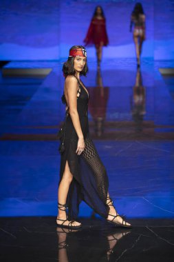 Bir model Jacqueline Then Fashion Show Resort sırasında pist yürüyor 2 Haziran 2019 Miami Ice Palace Miami Moda Haftası sırasında, Florida