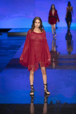 Bir model Jacqueline Then Fashion Show Resort sırasında pist yürüyor 2 Haziran 2019 Miami Ice Palace Miami Moda Haftası sırasında, Florida