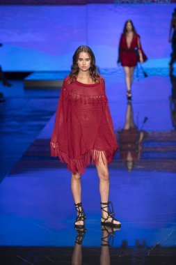 Bir model Jacqueline Then Fashion Show Resort sırasında pist yürüyor 2 Haziran 2019 Miami Ice Palace Miami Moda Haftası sırasında, Florida