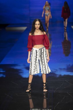 Bir model Jacqueline Then Fashion Show Resort sırasında pist yürüyor 2 Haziran 2019 Miami Ice Palace Miami Moda Haftası sırasında, Florida