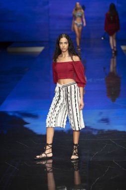 Bir model Jacqueline Then Fashion Show Resort sırasında pist yürüyor 2 Haziran 2019 Miami Ice Palace Miami Moda Haftası sırasında, Florida