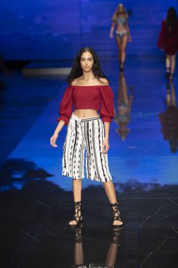 Bir model Jacqueline Then Fashion Show Resort sırasında pist yürüyor 2 Haziran 2019 Miami Ice Palace Miami Moda Haftası sırasında, Florida