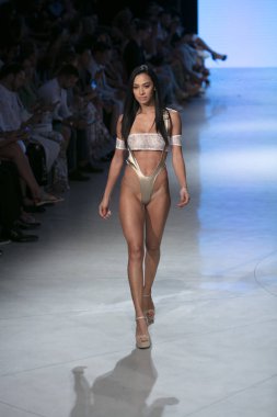 15 Temmuz 2018'de Miami Beach'teki Faena Forum'da Düzenlenen Cirone Swim Fashion Show Summer 2019 koleksiyonunda bir manken podyumda yürüyor.