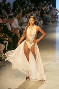 15 Temmuz 2018'de Miami Beach'teki Faena Forum'da Düzenlenen Cirone Swim Fashion Show Summer 2019 koleksiyonunda bir manken podyumda yürüyor.