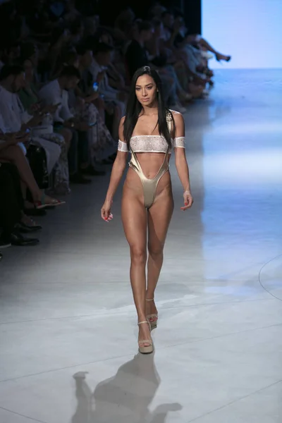 Een Model Loopt Landingsbaan Tijdens Cirone Swim Fashion Show Zomer — Stockfoto