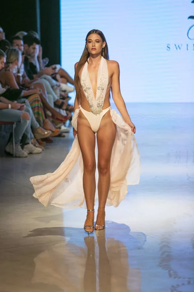Modelo Caminha Pista Durante Coleção Cirone Swim Fashion Show Summer — Fotografia de Stock