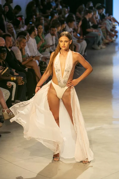 15 Temmuz 2018'de Miami Beach'teki Faena Forum'da Düzenlenen Cirone Swim Fashion Show Summer 2019 koleksiyonunda bir manken podyumda yürüyor.