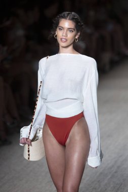 Paraiso Swim Haftası 2019'da Paraiso Swim Haftası 2019'da Paraiso Pist Çadırı'ndaki Miami Beach'te düzenlenen 2019 Pazartesi Mayo Yaz koleksiyonu 2020 defilesinde bir manken podyumda yürüyor 12 Temmuz 2019