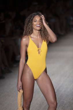 Paraiso Swim Haftası 2019'da Paraiso Swim Haftası 2019'da Paraiso Pist Çadırı'ndaki Miami Beach'te düzenlenen 2019 Pazartesi Mayo Yaz koleksiyonu 2020 defilesinde bir manken podyumda yürüyor 12 Temmuz 2019