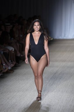 Paraiso Swim Haftası 2019'da Paraiso Swim Haftası 2019'da Paraiso Pist Çadırı'ndaki Miami Beach'te düzenlenen 2019 Pazartesi Mayo Yaz koleksiyonu 2020 defilesinde bir manken podyumda yürüyor 12 Temmuz 2019