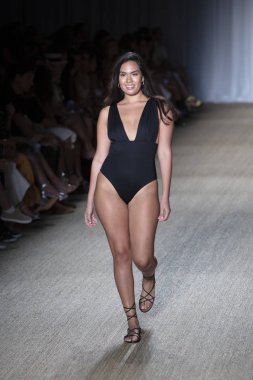 Paraiso Swim Haftası 2019'da Paraiso Swim Haftası 2019'da Paraiso Pist Çadırı'ndaki Miami Beach'te düzenlenen 2019 Pazartesi Mayo Yaz koleksiyonu 2020 defilesinde bir manken podyumda yürüyor 12 Temmuz 2019