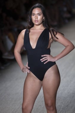 Paraiso Swim Haftası 2019'da Paraiso Swim Haftası 2019'da Paraiso Pist Çadırı'ndaki Miami Beach'te düzenlenen 2019 Pazartesi Mayo Yaz koleksiyonu 2020 defilesinde bir manken podyumda yürüyor 12 Temmuz 2019
