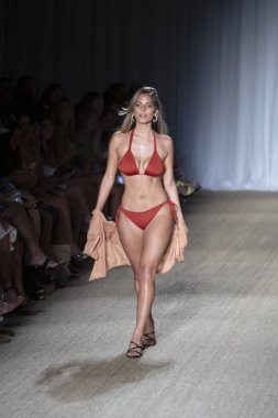 Paraiso Swim Haftası 2019'da Paraiso Swim Haftası 2019'da Paraiso Pist Çadırı'ndaki Miami Beach'te düzenlenen 2019 Pazartesi Mayo Yaz koleksiyonu 2020 defilesinde bir manken podyumda yürüyor 12 Temmuz 2019