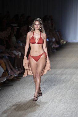 Paraiso Swim Haftası 2019'da Paraiso Swim Haftası 2019'da Paraiso Pist Çadırı'ndaki Miami Beach'te düzenlenen 2019 Pazartesi Mayo Yaz koleksiyonu 2020 defilesinde bir manken podyumda yürüyor 12 Temmuz 2019