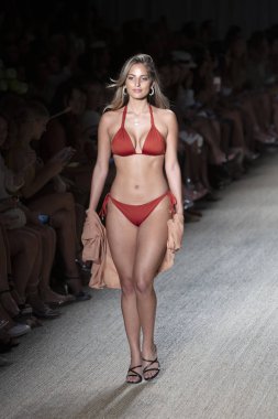 Paraiso Swim Haftası 2019'da Paraiso Swim Haftası 2019'da Paraiso Pist Çadırı'ndaki Miami Beach'te düzenlenen 2019 Pazartesi Mayo Yaz koleksiyonu 2020 defilesinde bir manken podyumda yürüyor 12 Temmuz 2019