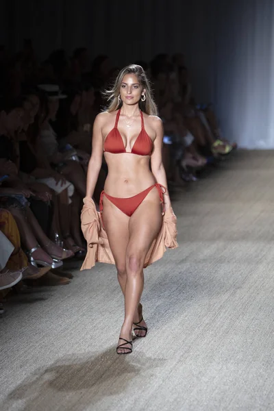 Modelo Caminha Passarela Para Desfile Moda Monday Swimwear Summer Collection — Fotografia de Stock