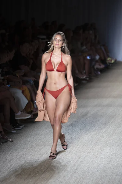 Modelo Caminha Passarela Para Desfile Moda Monday Swimwear Summer Collection — Fotografia de Stock