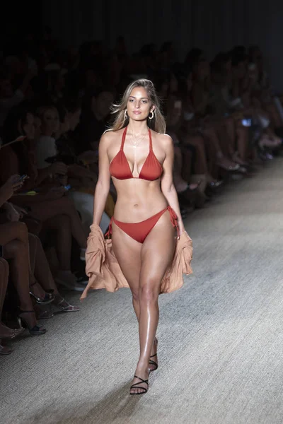 Una Modelo Camina Por Pasarela Para Desfile Moda Monday Swimwear — Foto de Stock