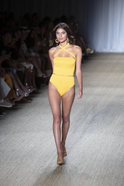 Paraiso Swim Haftası 2019'da Paraiso Swim Haftası 2019'da Paraiso Pist Çadırı'ndaki Miami Beach'te düzenlenen 2019 Pazartesi Mayo Yaz koleksiyonu 2020 defilesinde bir manken podyumda yürüyor 12 Temmuz 2019