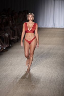 Paraiso Swim Haftası 2019'da Paraiso Swim Haftası 2019'da Paraiso Pist Çadırı'ndaki Miami Beach'te düzenlenen 2019 Pazartesi Mayo Yaz koleksiyonu 2020 defilesinde bir manken podyumda yürüyor 12 Temmuz 2019