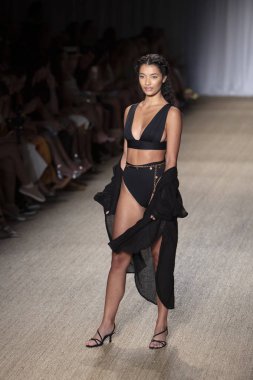 Paraiso Swim Haftası 2019'da Paraiso Swim Haftası 2019'da Paraiso Pist Çadırı'ndaki Miami Beach'te düzenlenen 2019 Pazartesi Mayo Yaz koleksiyonu 2020 defilesinde bir manken podyumda yürüyor 12 Temmuz 2019