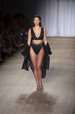Paraiso Swim Haftası 2019'da Paraiso Swim Haftası 2019'da Paraiso Pist Çadırı'ndaki Miami Beach'te düzenlenen 2019 Pazartesi Mayo Yaz koleksiyonu 2020 defilesinde bir manken podyumda yürüyor 12 Temmuz 2019