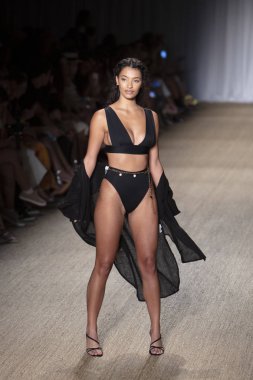Paraiso Swim Haftası 2019'da Paraiso Swim Haftası 2019'da Paraiso Pist Çadırı'ndaki Miami Beach'te düzenlenen 2019 Pazartesi Mayo Yaz koleksiyonu 2020 defilesinde bir manken podyumda yürüyor 12 Temmuz 2019