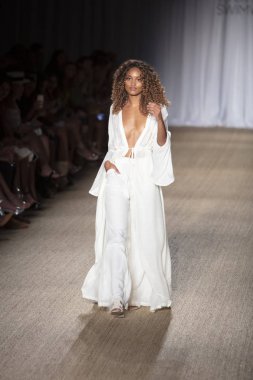 Paraiso Swim Haftası 2019'da Paraiso Swim Haftası 2019'da Paraiso Pist Çadırı'ndaki Miami Beach'te düzenlenen 2019 Pazartesi Mayo Yaz koleksiyonu 2020 defilesinde bir manken podyumda yürüyor 12 Temmuz 2019