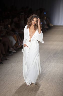 Paraiso Swim Haftası 2019'da Paraiso Swim Haftası 2019'da Paraiso Pist Çadırı'ndaki Miami Beach'te düzenlenen 2019 Pazartesi Mayo Yaz koleksiyonu 2020 defilesinde bir manken podyumda yürüyor 12 Temmuz 2019