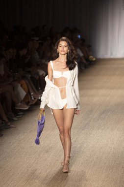 Paraiso Swim Haftası 2019'da Paraiso Swim Haftası 2019'da Paraiso Pist Çadırı'ndaki Miami Beach'te düzenlenen 2019 Pazartesi Mayo Yaz koleksiyonu 2020 defilesinde bir manken podyumda yürüyor 12 Temmuz 2019