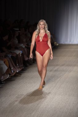 Paraiso Swim Haftası 2019'da Paraiso Swim Haftası 2019'da Paraiso Pist Çadırı'ndaki Miami Beach'te düzenlenen 2019 Pazartesi Mayo Yaz koleksiyonu 2020 defilesinde bir manken podyumda yürüyor 12 Temmuz 2019