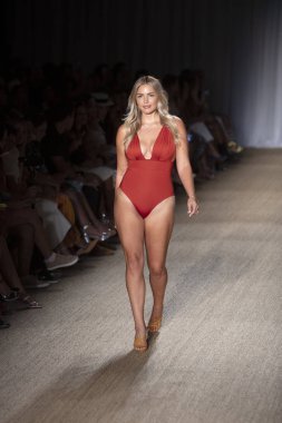 Paraiso Swim Haftası 2019'da Paraiso Swim Haftası 2019'da Paraiso Pist Çadırı'ndaki Miami Beach'te düzenlenen 2019 Pazartesi Mayo Yaz koleksiyonu 2020 defilesinde bir manken podyumda yürüyor 12 Temmuz 2019