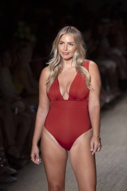 Paraiso Swim Haftası 2019'da Paraiso Swim Haftası 2019'da Paraiso Pist Çadırı'ndaki Miami Beach'te düzenlenen 2019 Pazartesi Mayo Yaz koleksiyonu 2020 defilesinde bir manken podyumda yürüyor 12 Temmuz 2019