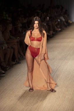 Paraiso Swim Haftası 2019'da Paraiso Swim Haftası 2019'da Paraiso Pist Çadırı'ndaki Miami Beach'te düzenlenen 2019 Pazartesi Mayo Yaz koleksiyonu 2020 defilesinde bir manken podyumda yürüyor 12 Temmuz 2019