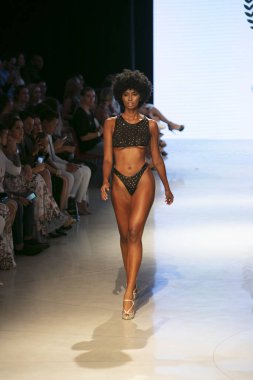 15 Temmuz 2018'de Miami Beach'teki Faena Forum'da Düzenlenen Cirone Swim Fashion Show Summer 2019 koleksiyonunda bir manken podyumda yürüyor.