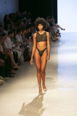 15 Temmuz 2018'de Miami Beach'teki Faena Forum'da Düzenlenen Cirone Swim Fashion Show Summer 2019 koleksiyonunda bir manken podyumda yürüyor.