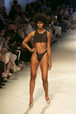 15 Temmuz 2018'de Miami Beach'teki Faena Forum'da Düzenlenen Cirone Swim Fashion Show Summer 2019 koleksiyonunda bir manken podyumda yürüyor.