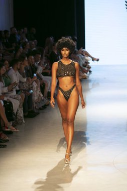 15 Temmuz 2018'de Miami Beach'teki Faena Forum'da Düzenlenen Cirone Swim Fashion Show Summer 2019 koleksiyonunda bir manken podyumda yürüyor.