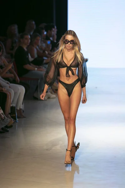 Una Modelo Camina Por Pasarela Durante Colección Cirone Swim Fashion — Foto de Stock