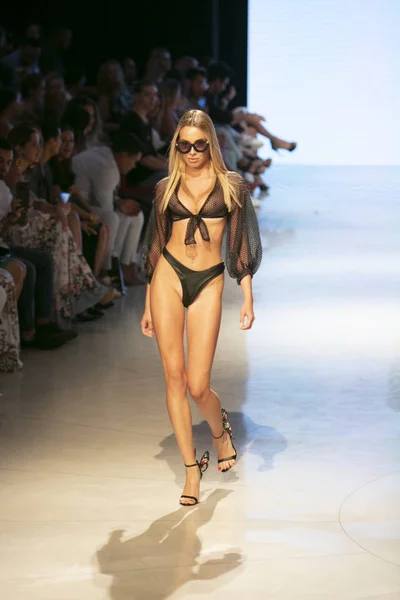 Una Modelo Camina Por Pasarela Durante Colección Cirone Swim Fashion — Foto de Stock