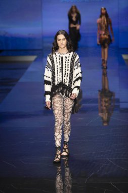 Bir model Jacqueline Then Fashion Show Resort sırasında pist yürüyor 2 Haziran 2019 Miami Ice Palace Miami Moda Haftası sırasında, Florida