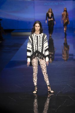 Bir model Jacqueline Then Fashion Show Resort sırasında pist yürüyor 2 Haziran 2019 Miami Ice Palace Miami Moda Haftası sırasında, Florida