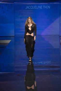 Bir model Jacqueline Then Fashion Show Resort sırasında pist yürüyor 2 Haziran 2019 Miami Ice Palace Miami Moda Haftası sırasında, Florida