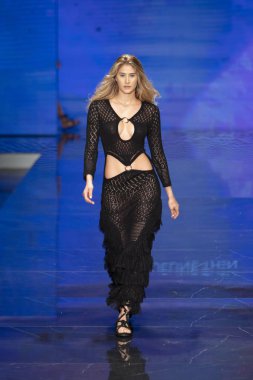 Bir model Jacqueline Then Fashion Show Resort sırasında pist yürüyor 2 Haziran 2019 Miami Ice Palace Miami Moda Haftası sırasında, Florida