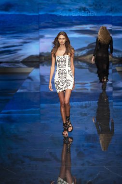 Bir model Jacqueline Then Fashion Show Resort sırasında pist yürüyor 2 Haziran 2019 Miami Ice Palace Miami Moda Haftası sırasında, Florida