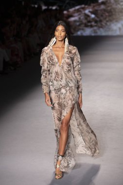 Paraiso Swim Haftası 2019'da Paraiso Swim Haftası 2019'da Aguaclara Mayo Yaz koleksiyonu için podyumda yürüyen bir model 12 Temmuz 2019'da Paraiso Pist Çadırı'nda Miami Beach'te